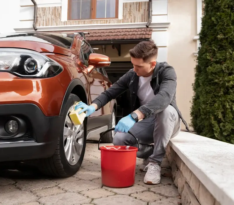 Lavage auto à domicile Martigné-Ferchaud : professionnel intervenant sur un véhicule
